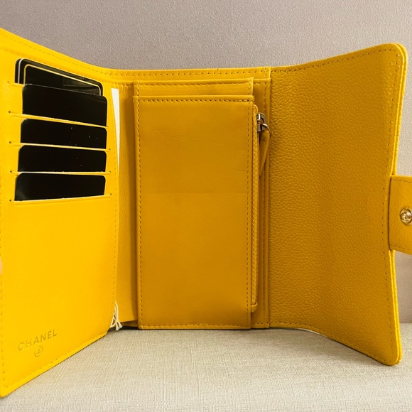 Chanel Medium Flap Wallet - Picture 5 of 17